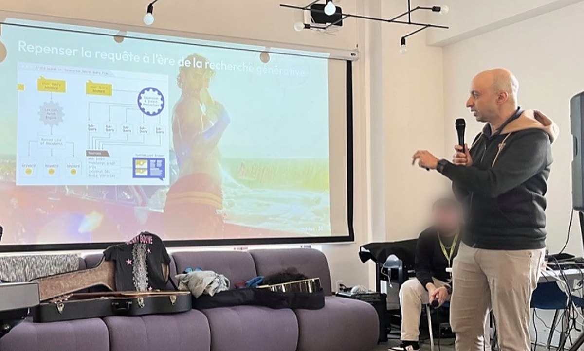 Hicham Souilmi presenting « Repenser la requête à l'ère de la recherche générative » to an audience in Montreal, 2026.
